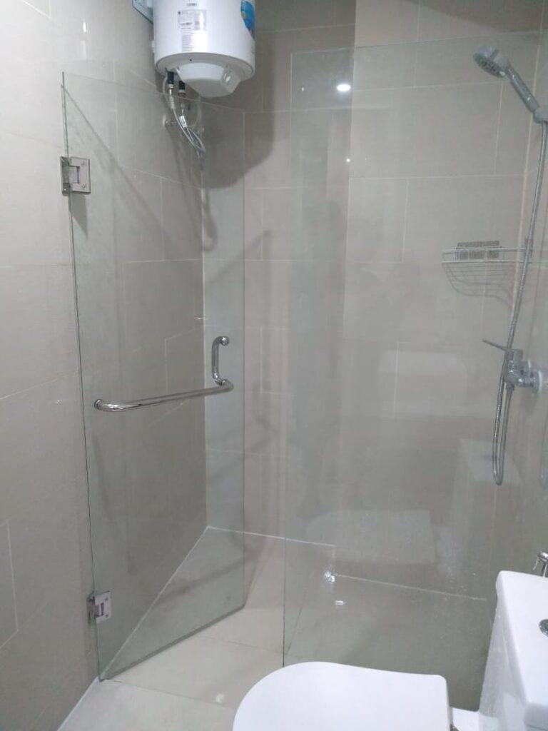 kaca shower sukarni
