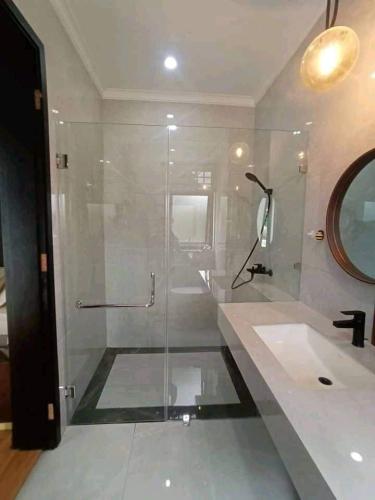 shower screen